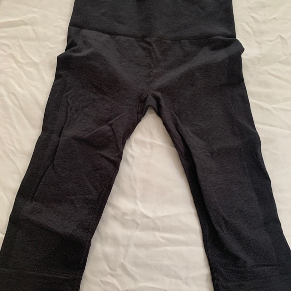 LULULEMON LEGGINGS SIZE 6 - Picture 2 of 3